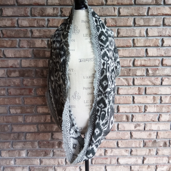 Sacchi 100% Wool Infinity Scarf. - Picture 3 of 5